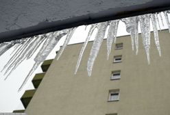 Zawalił się dach hali namiotowej. Strażacy ostrzegają przed soplami i nawisami