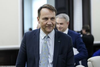 Sikorski o wyjeździe Nawrockiego. "Złamanie konstytucji"