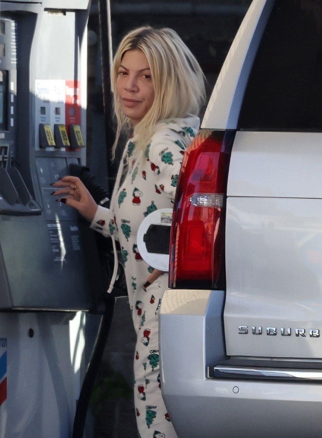 Tori Spelling caught without makeup