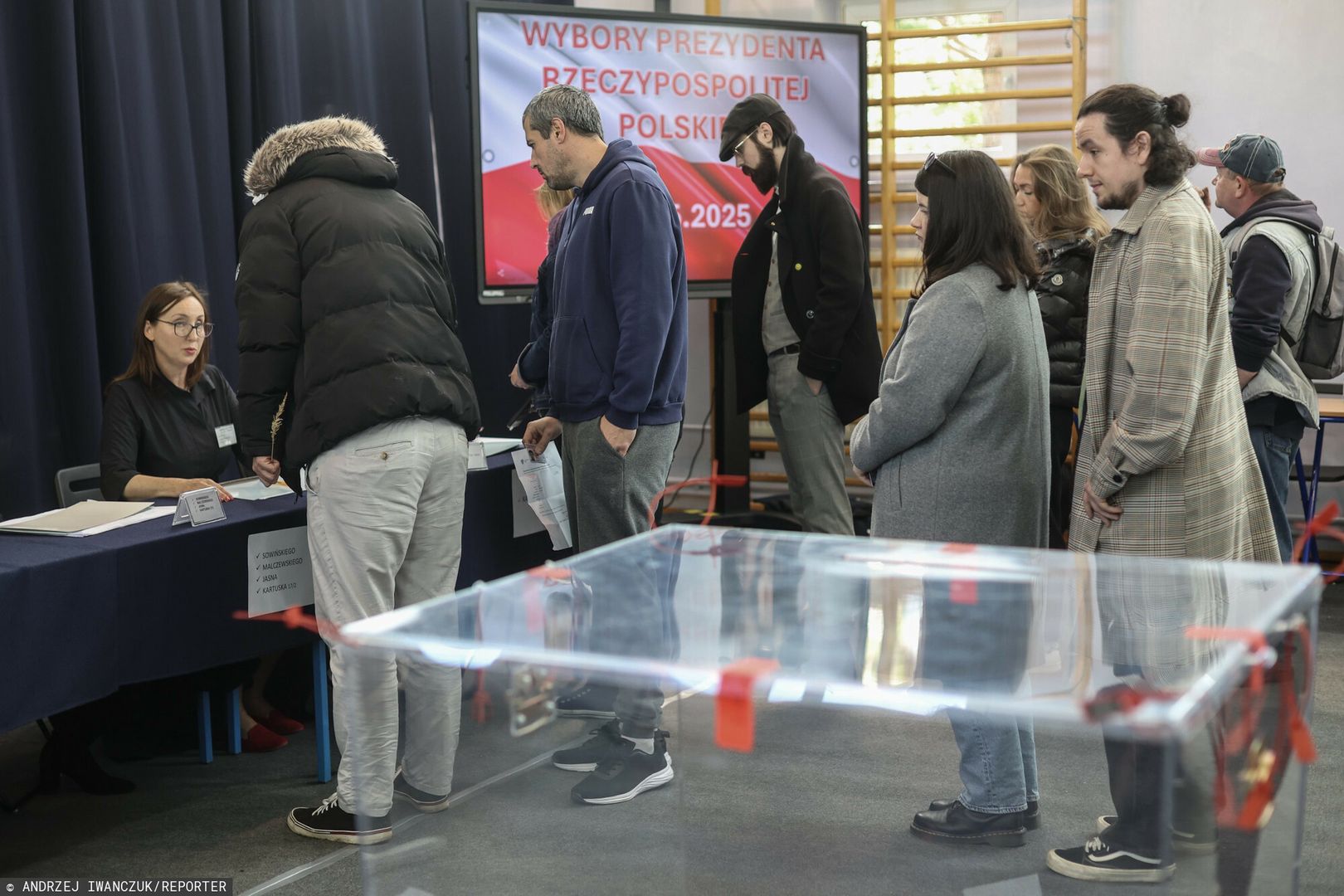 Głosowanie w jednej z komisji wyborczych w Gdańsku (zdj. ilustra