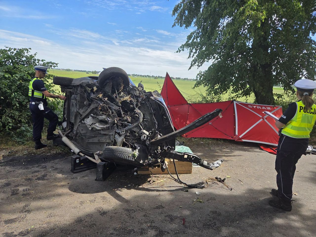 Tragedia na drodze w Dąbiu Kujawskim. Matka i 13-letnia córka zginęły po uderzeniu w drzewo