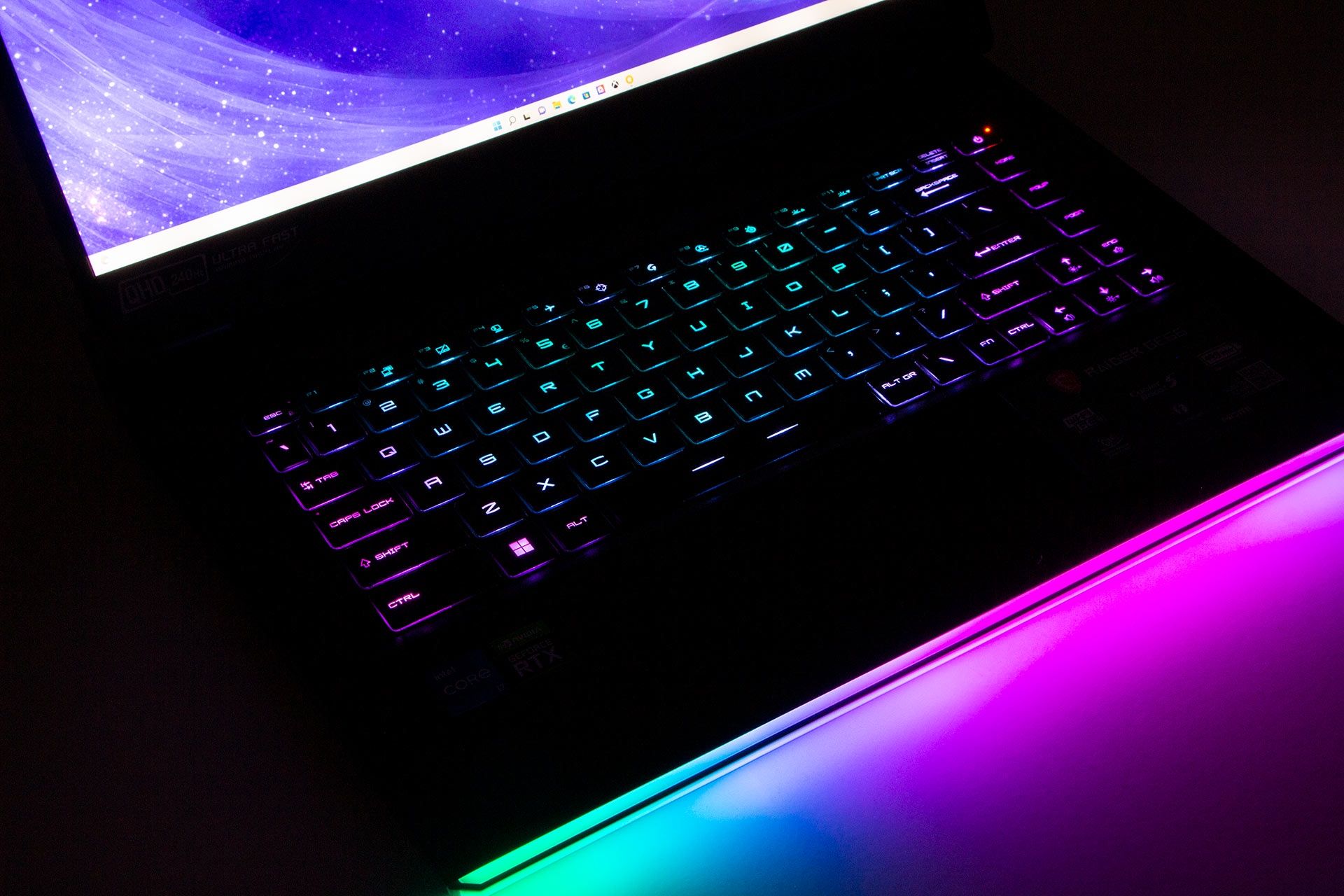 MSI Raider GE66-12UH - podświetlenie klawiatury i laptopa