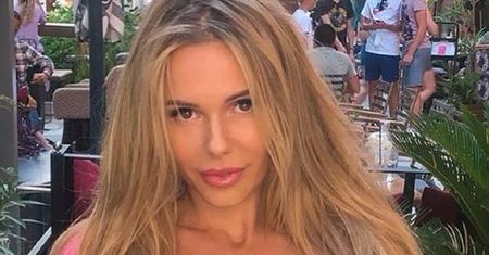 Wrzuciła fotki z Turcji. Pokazała się w "slip dress"