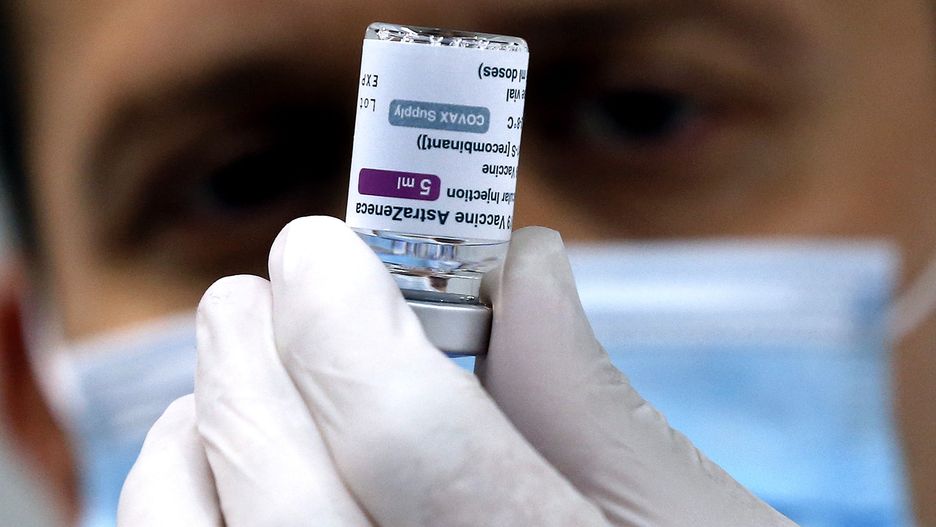 epa09149612 A medical worker prepares a dose of vaccine Vaxzevria (previously COVID-19 Vaccine AstraZeneca) during the beginning of the mass vaccination in the center at the 'Juan Antonio Samaranch' Olympic Hall in Sarajevo, Bosnia and Herzegovina, 21 April 2021. Sarajevo Kanton received more than 10,000 doses of vaccines for the vaccination of people in Sarajevo.  EPA/FEHIM DEMIR Dostawca: PAP/EPA.