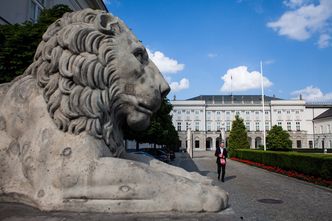Zabytkowe lwy prezydenta do remontu. Przed pałacem staną atrapy?