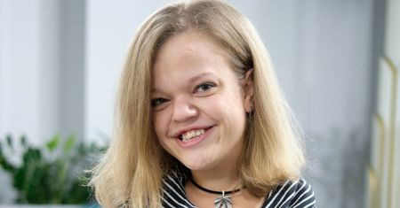 Oscary 2022. Niskorosła aktorka podbija festiwale filmowe! Kim jest Anna Dzieduszycka z filmu "Sukienka"?