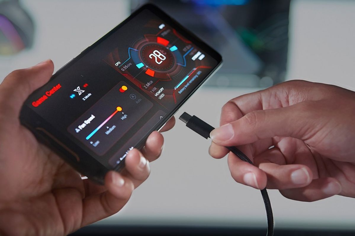 ASUS ROG Phone – oto, czym skutkuje połączenie ze sobą dwóch złączy USB w smartfonie