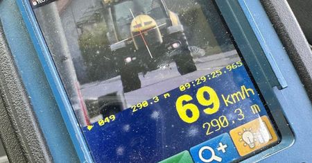 Jechał traktorem przez miasto z prędkością 69 km/h. Wysoki mandat dla 28-latka