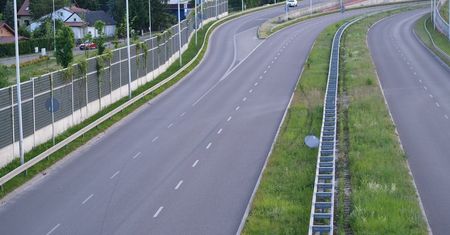 Zjechał z drogi i uderzył w znak. Kierowca uciekł z miejsca