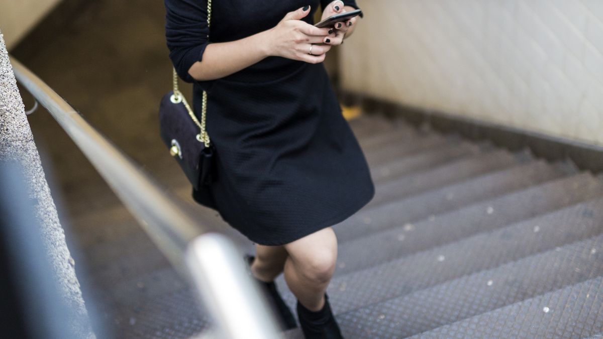 kobieta idąca po schodach