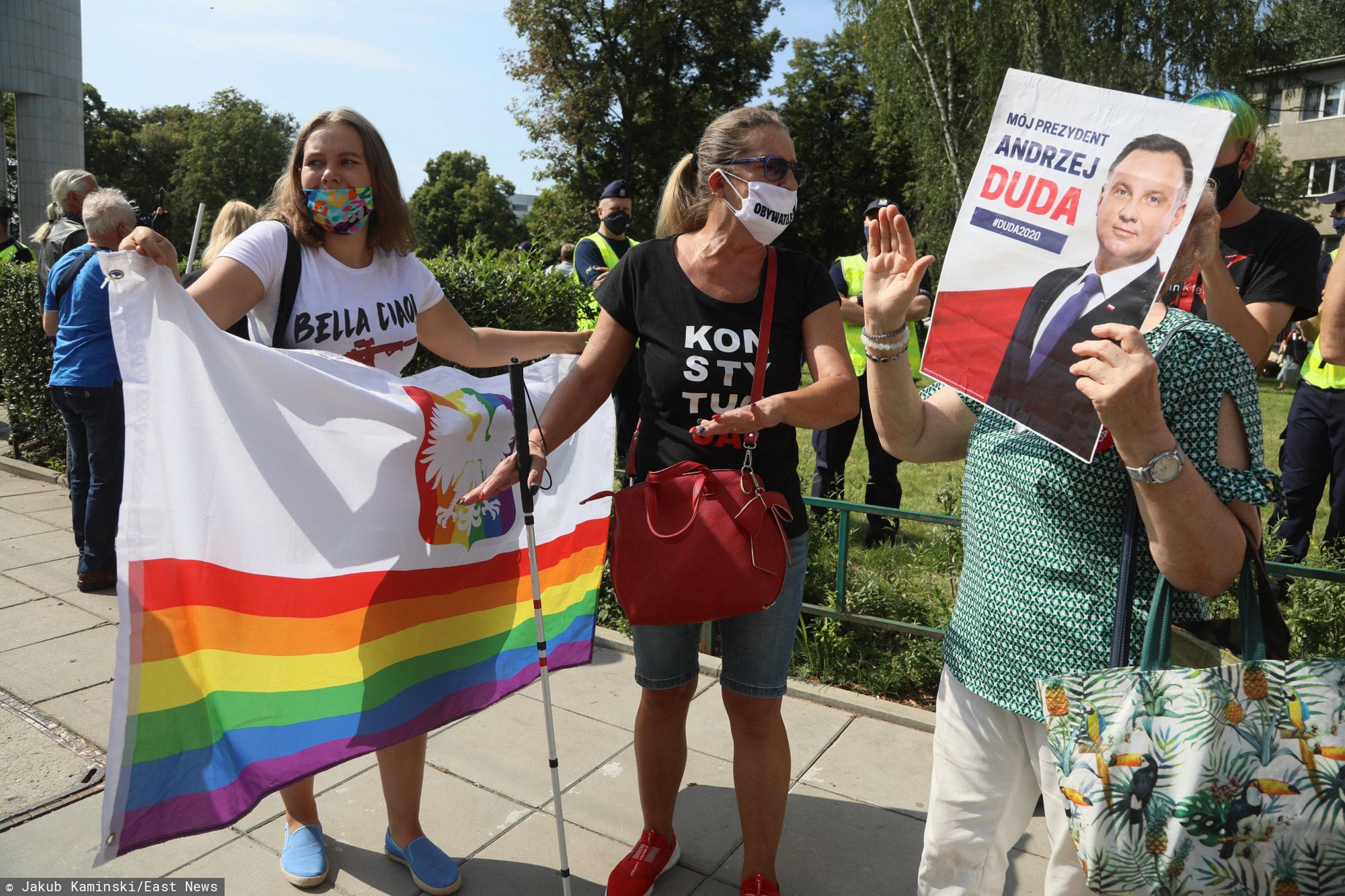 Podczas zaprzysiężenia Andrzeja Dudy na urząd prezydenta przed sejmem zgromadziły się osoby z tęczowymi flagami
