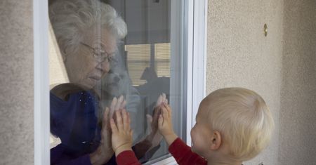 Seniorka wyrzuciła 75 tys. złotych przez okno. Myślała, że to pieniądze na szczepionkę dla wnuczka