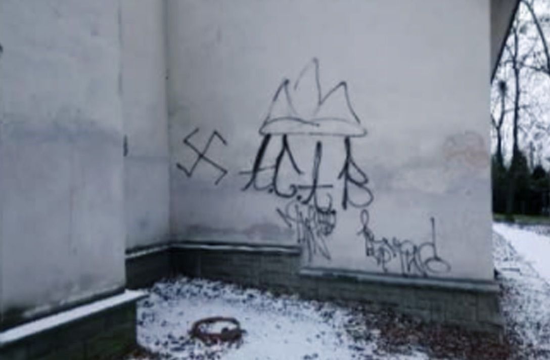 Śląskie. Nieznany sprawca umieścił swastykę na jednej ze ścian kościoła Świętej Trójcy w Cieszynie.