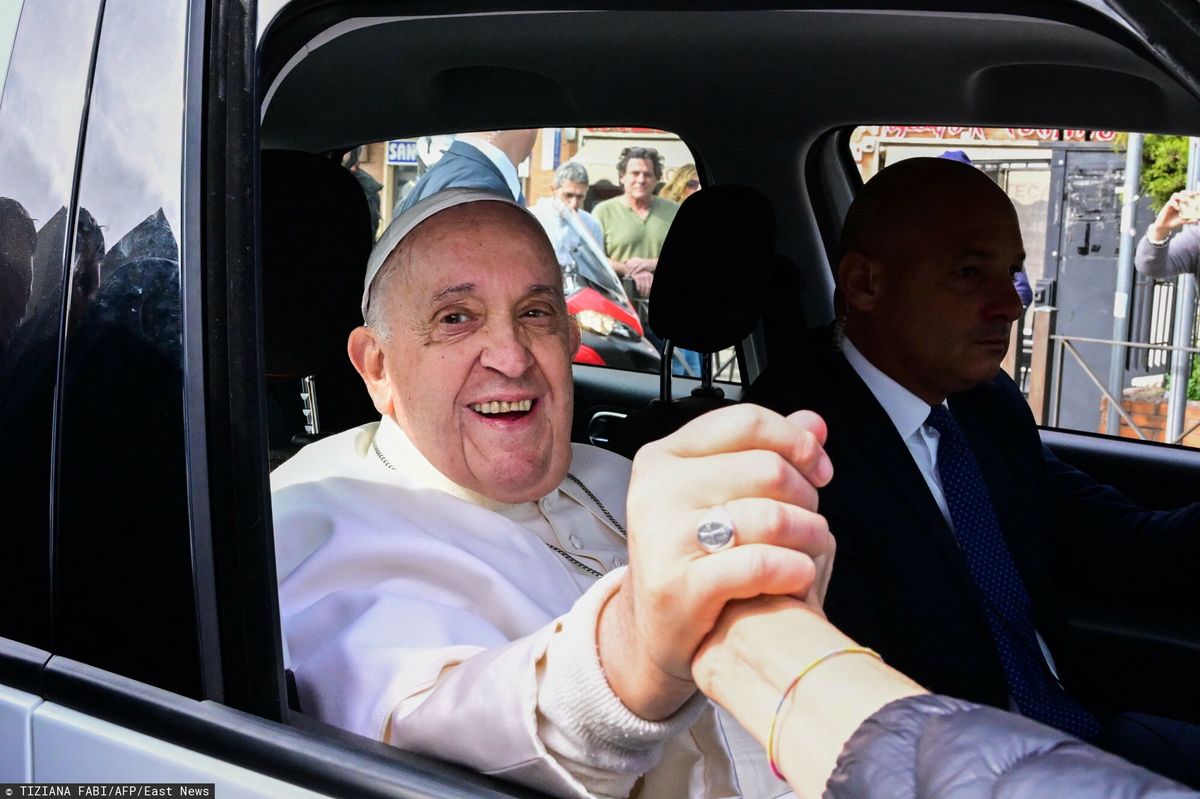 Papież Franciszek opuścił szpital. Wraca do Watykanu