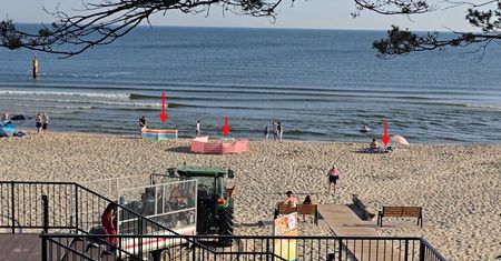 Plaża w Stegnie tuż po godz. 6. Jeszcze trwało poranne sprzątanie