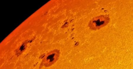 Pojawiły się na Słońcu. Są gigantyczne. Średnicę mają większą niż Ziemia