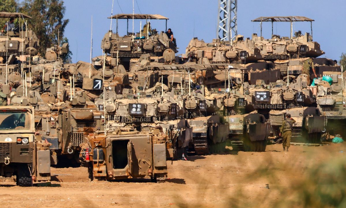 Zgrupowanie izraelskich pojazdów opancerzonych w pobliżu granicy ze Strefą Gazy