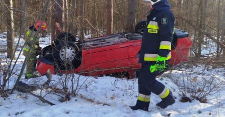Groźnie wyglądało, skończyło się mandatem. Dachowanie Volkswagena w Wólce Pętkowskiej