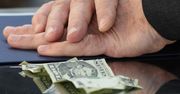 Wyłudzał pieniądze od seniorów. 80-latek z chrześcijańskiego radia skazany na trzy dożywocia.