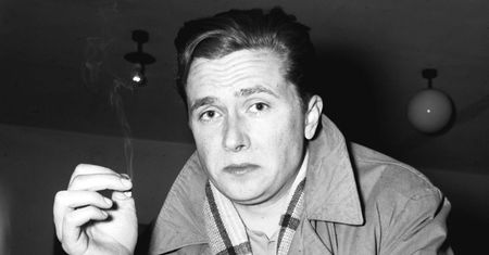 "Polski James Dean" żył zaledwie 35 lat. Życie, twórczość, legenda i tajemnicza śmierć Marka Hłaski