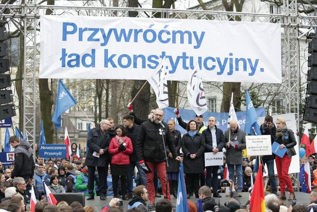 KOD urządził spływ kaczek. "By już nigdy nie przeszkadzały Polakom normalnie żyć"