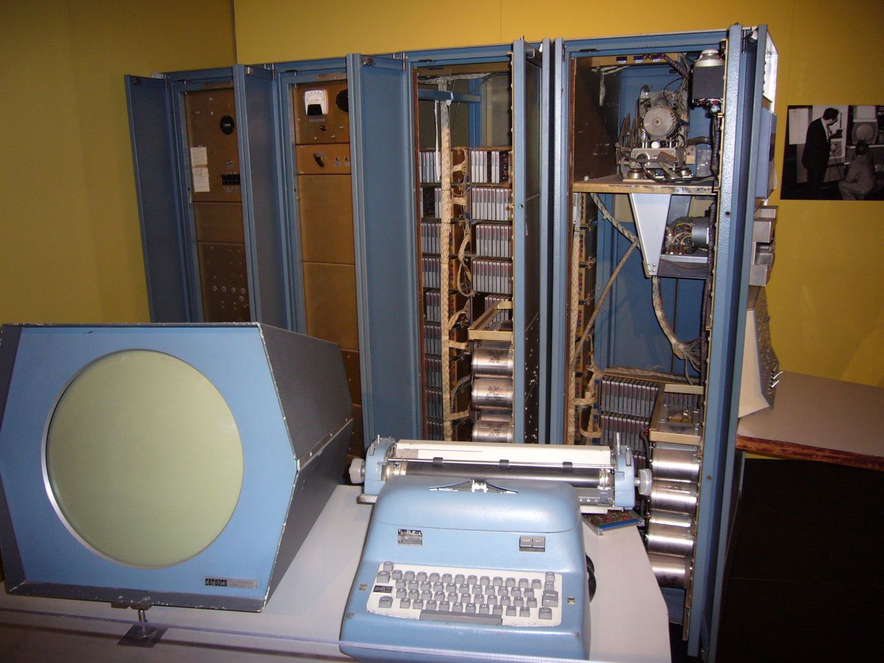 Komputer PDP-1 z wyświetlaczem wektorowym. (zdjęcie: Wikipedia)
