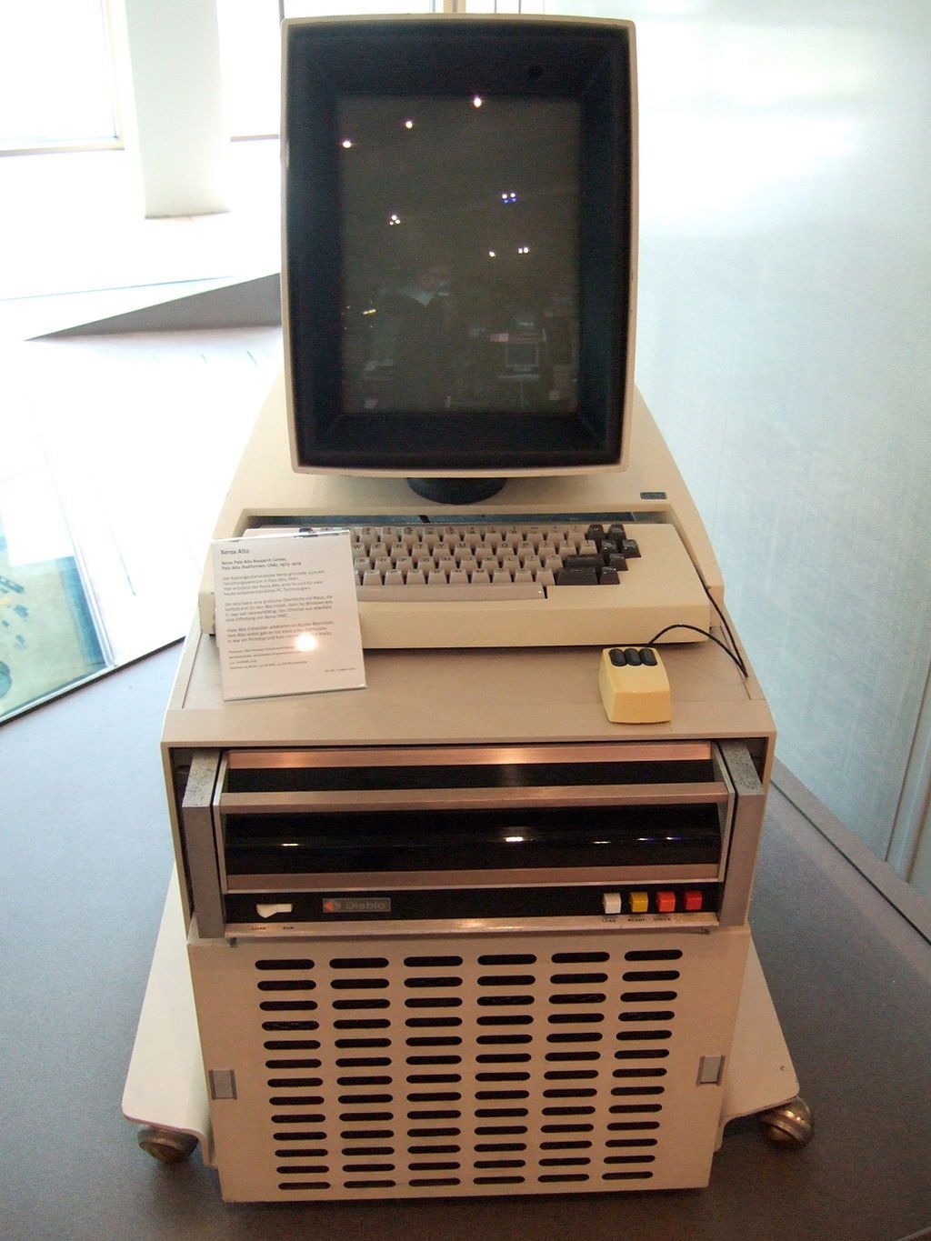 Wizjonerski Xerox Alto z pionowym monitorem i... myszką