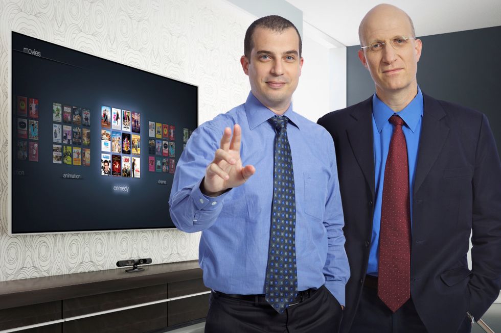 Szefowie PrimeSense Aviad Maizels i Inon Beracha z sensorem Carmine w tle