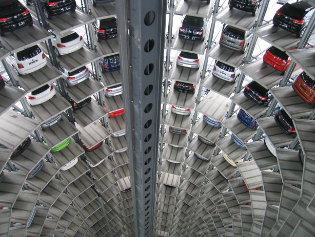 Współczesne auta to nie maszyny do jeżdżenia, lecz maszyny do stania na parkingach? (źródło: pixabay.com)