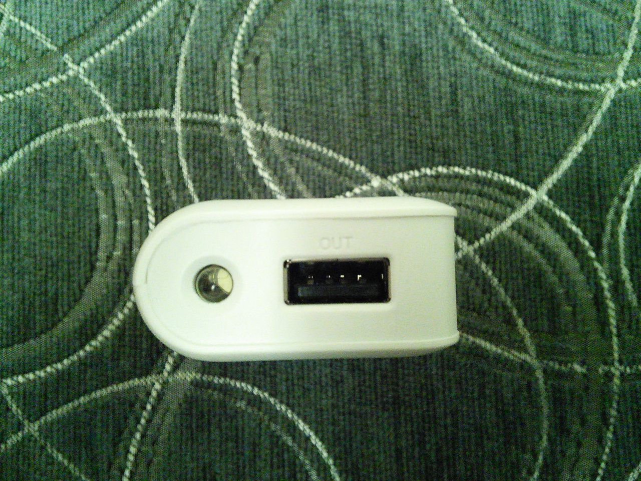 Krawędź zawierająca diodę LED oraz port USB do ładowania urządzeń