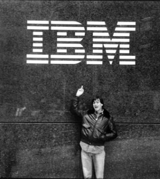 Jobs w marcu 1983 roku pod siedzibą IBM. Z pewnością nie przewidywał, że w 2016 roku IBM będzie największym klientem korporacyjnym Apple.