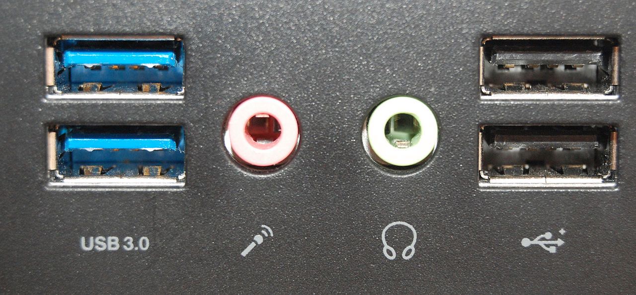 Po lewej USB 3.0, po prawej USB 2.0 | Zdjęcie: wikipedia.org