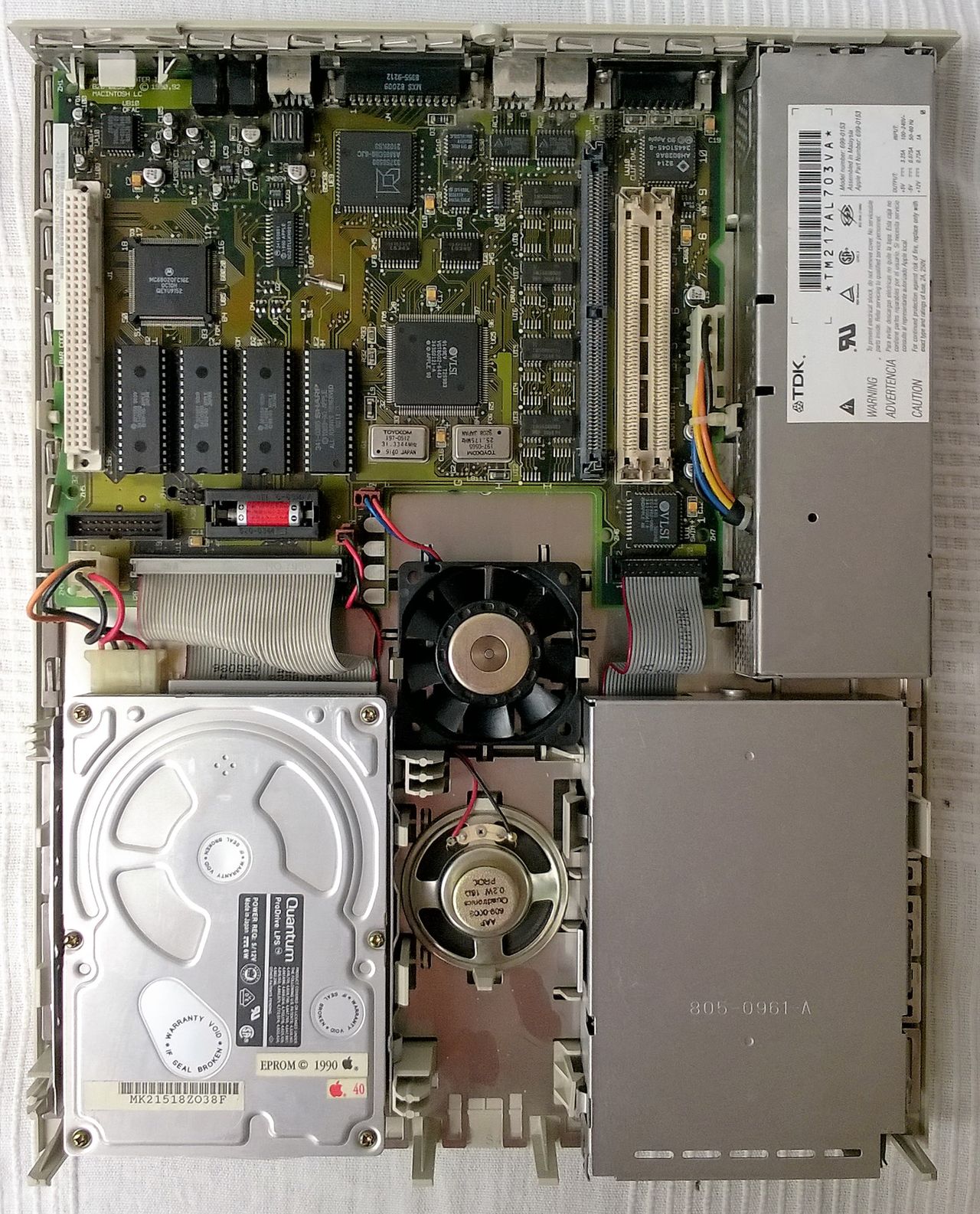 Dysk twardy SCSI Quantum oraz stacja dyskietek SONY to ostatnie elementy układanki. Każde z nich na 4 zatrzaskach. Dyski Quantum Pro Disk stały się także ikonką w Mac OS X do dnia dzisiejszego można je zobaczyć na swoim desktopie.