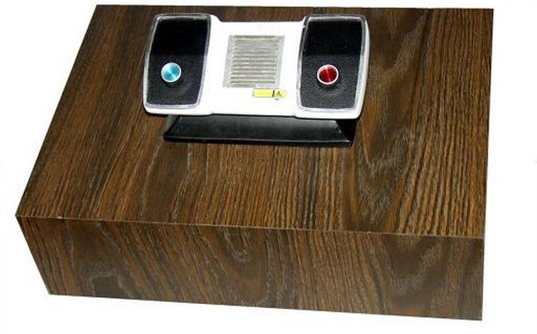 Prototyp konsoli użyty do prezentacji w Sears Tower. Wewnątrz drewnianego pudełka była prototypowa płyta konsoli.