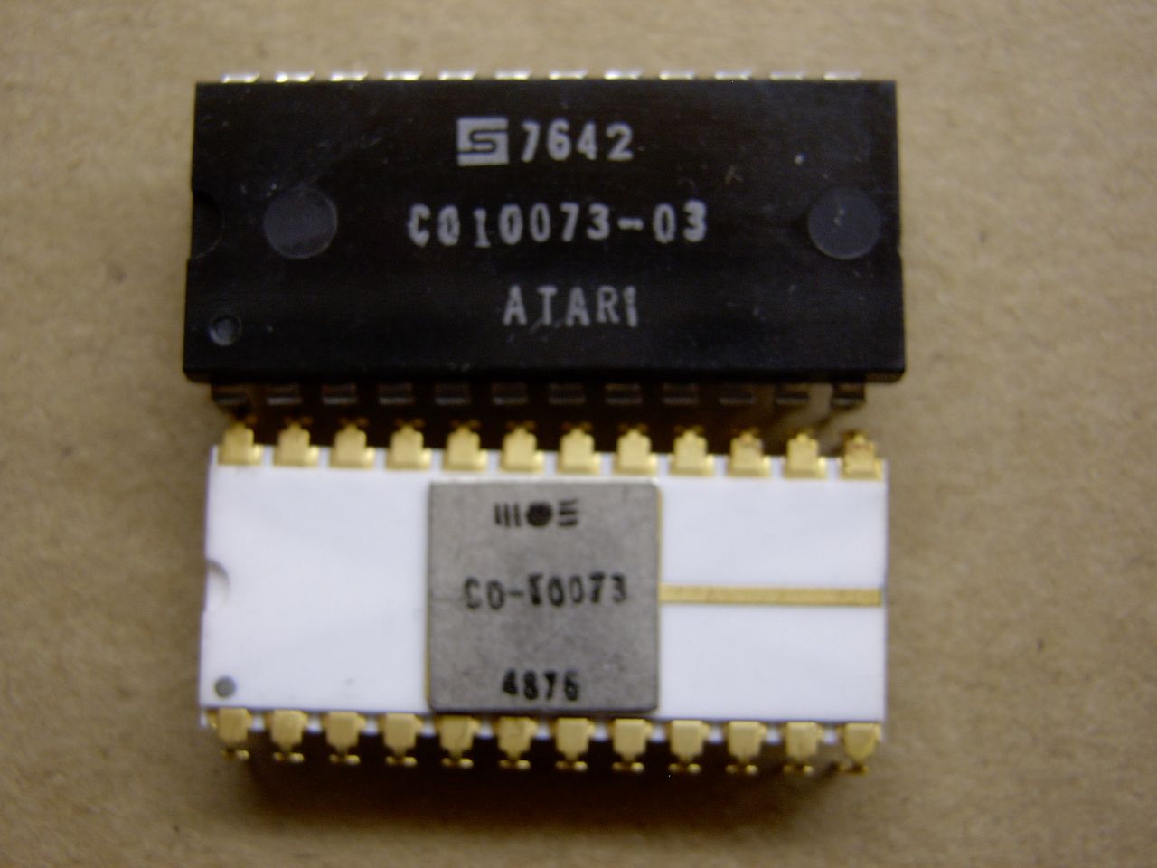 Atari Pong Chip. Zamawiano je u różnych producentów, stąd różnice w wyglądzie. Czarny pochodzi z 46 tygodnia 1976 i wyprodukował go Synertek, roku, natomiast biały, wyprodukowany przez MOS Tek, pochodzi z 48 tygodnia 1976 roku.