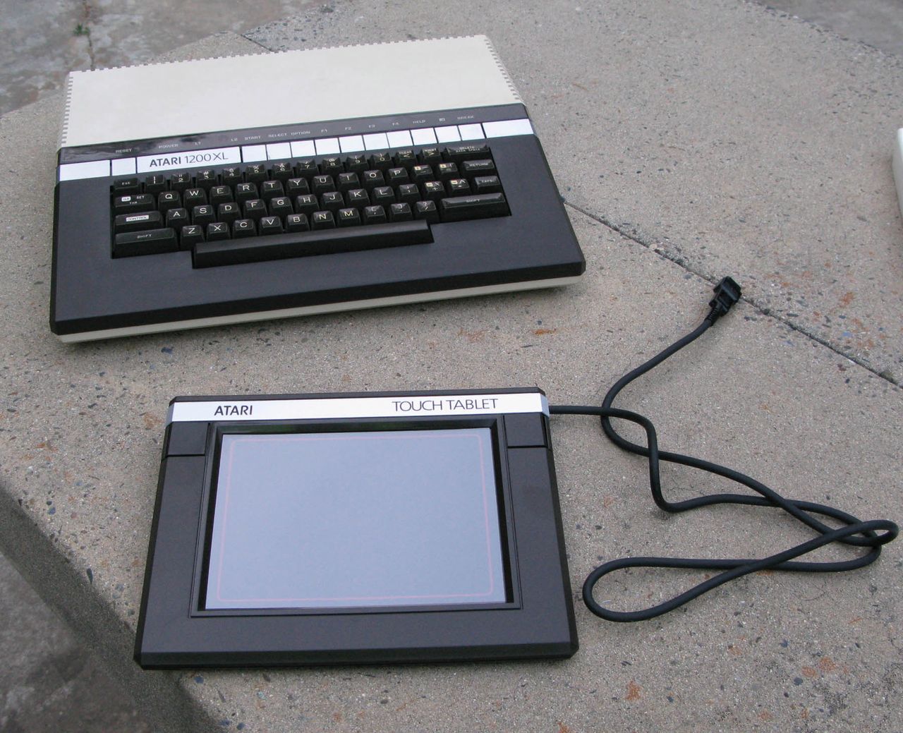 Atari 1200XL oraz tablet graficzny Atari Touch Tablet.