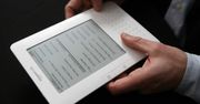 Posiadaczom starszych czytników Kindle zaleca się aktualizację
