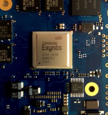 Serce Samsunga to dwurdzeniowy układ SoC Samsung Exynos  5250 taktowany 1.7 GHz i wyposażony w 1 MB  pamięci Cache L2 