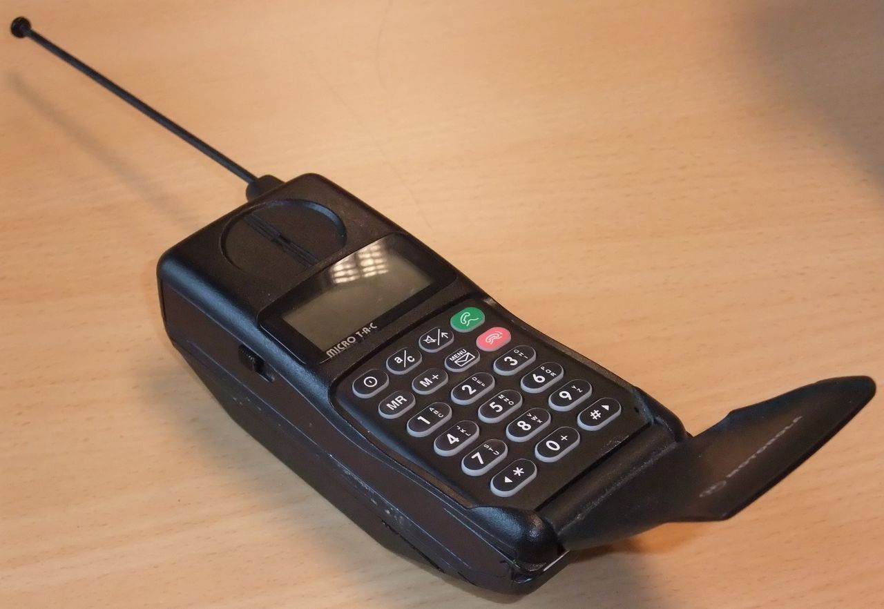 Motorola MicroTac 5200 nie była ani ładna, ani poręczna, a osiągnięcie deklarowanych 12 godzin  czuwania, graniczyło z cudem. Na szczęście dzięki wysokim cenom rozmów, telefon głównie czuwał.