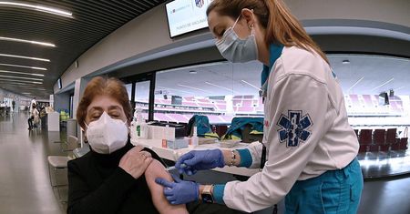 Ilu Europejczyków już zaszczepiło się przeciwko koronawirusowi.