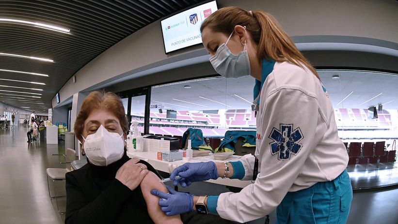 <p>epa09106117 A woman is vaccinated against COVID-19 at Wanda Metropolitano Stadium in Madrid, Spain, 30 March 2021. Spanish people aged from 60 to 65 began to get vaccinated with the AstraZeneca vaccine.  EPA/FERNANDO VILLAR<br />
Dostawca: PAP/EPA.</p>