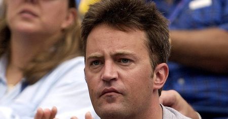 Matthew Perry  przez lata żył w nałogu.  Lekarze nie dawali mu  szans na przeżycie.