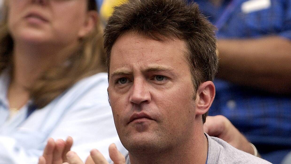 Matthew Perry  przez lata żył w nałogu.  Lekarze nie dawali mu  szans na przeżycie.