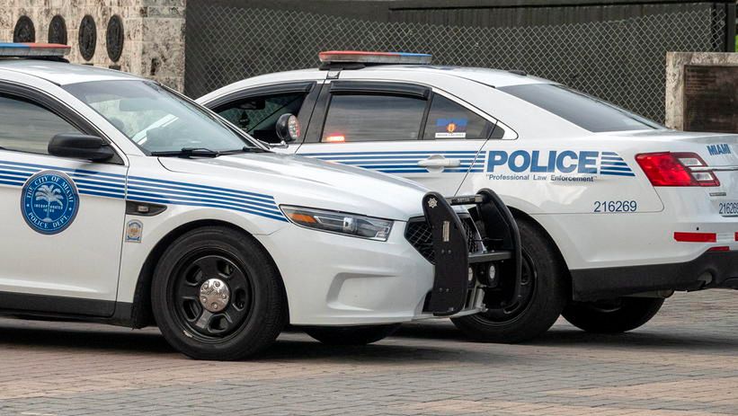 <p>epa09148505 Police cars are seen parked at the Torch of Freedom Park, in Downtown Miami, Florida, USA, 20 April 2021 after former Minneapolis Police Department Police Officer Derek Chauvin was found guilty on all counts in Minneapolis, Minnesota in the death of George Floyd. Chauvin was found guilty on charges of second-degree murder, third-degree murder and second-degree manslaughter.  EPA/CRISTOBAL HERRERA-ULASHKEVICH<br />
Dostawca: PAP/EPA.</p>