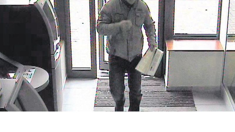 Bandyta wszedł do banku w czapce i okularach. Miał gazetę. Zachowywał się jak zwykły klient