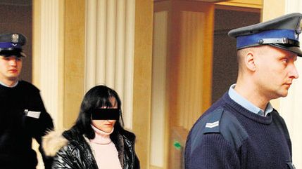 Oskarżona 35-latka przybyła do sądu w asyście policjantów