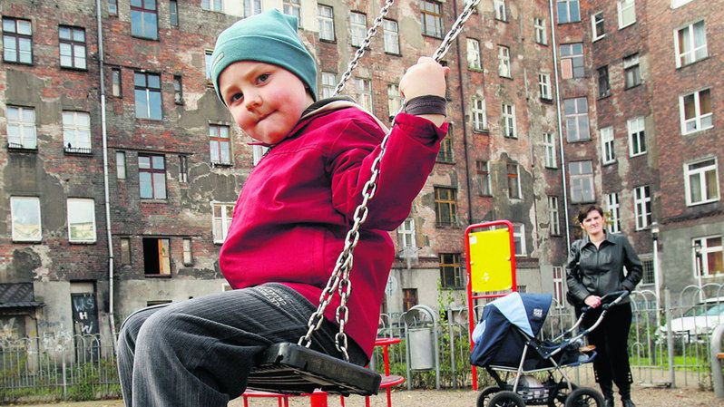 Sebastian Kielar bawi się tylko na tych huśtawkach, które jego mama wcześniej sprawdzi