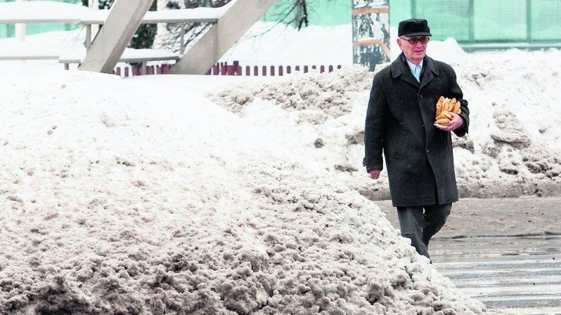 Tak wyglądała wczoraj  ul. Królewska przy Ogrodzie Saskim. Hałdy śniegu nie będą wywożone