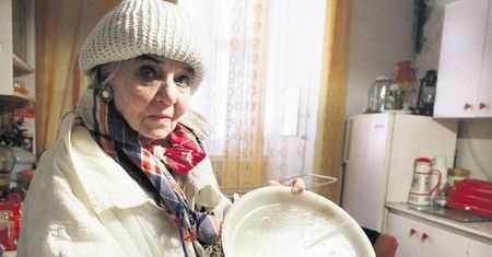 Bez wody z grzybem na ścianach. Kto pomoże 85-latce?