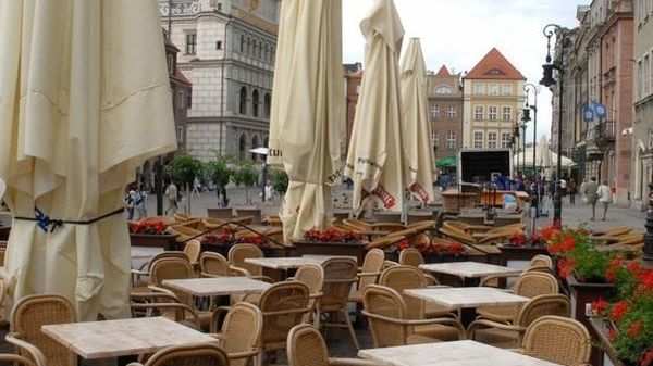 Restauratorzy ze Starego Rynku w Poznaniu uważają, że muszą płacić zbyt dużo za ogródki gastronomiczne.